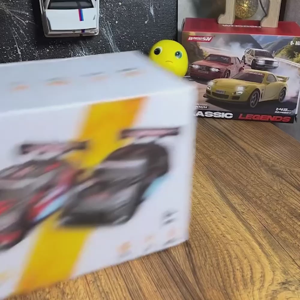 Załaduj wideo: Samochód RC DriftCar RACING 1:24 – zdalnie sterowany