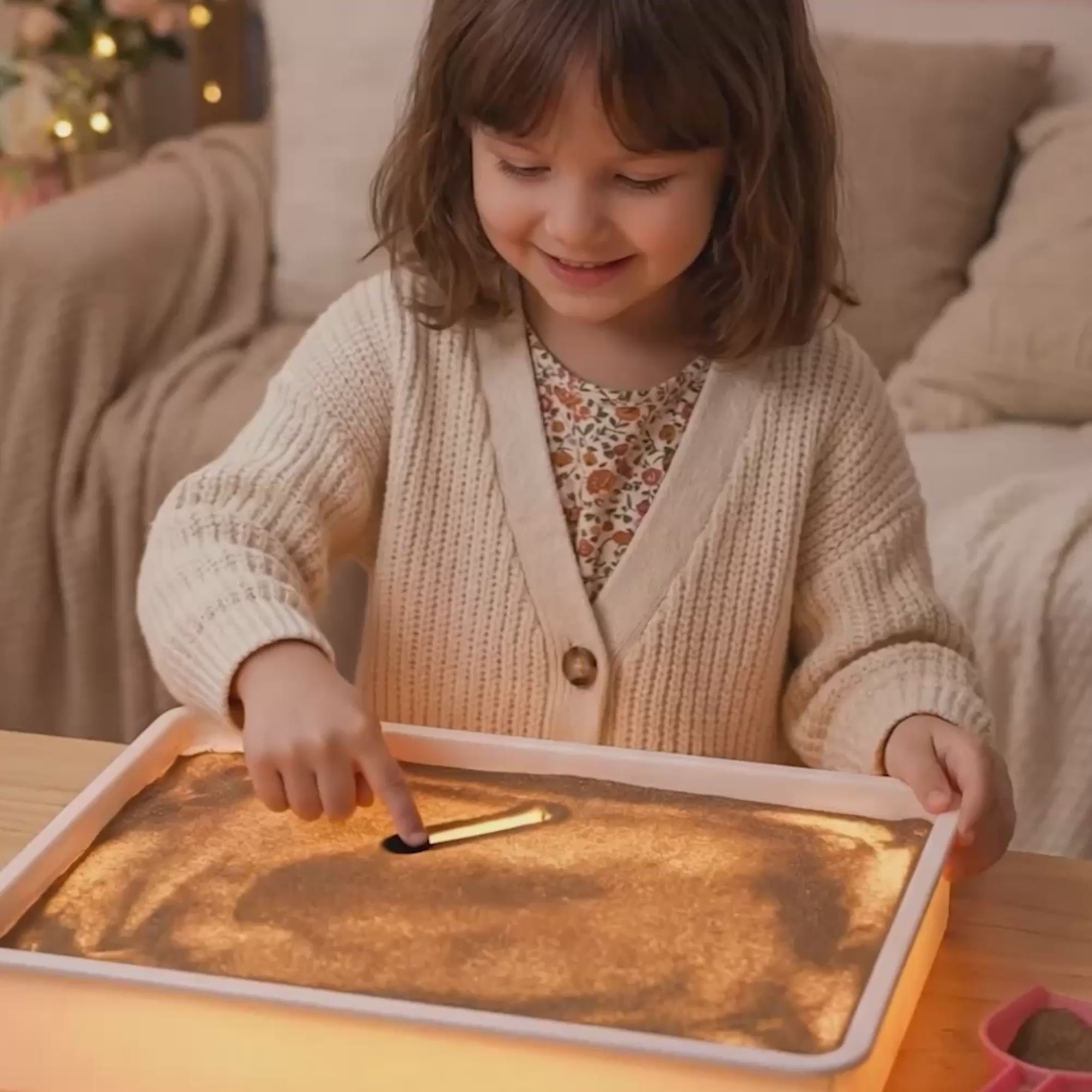 Załaduj wideo: SandPainting - Tablica Do Rysowania Piaskiem Podświetlana